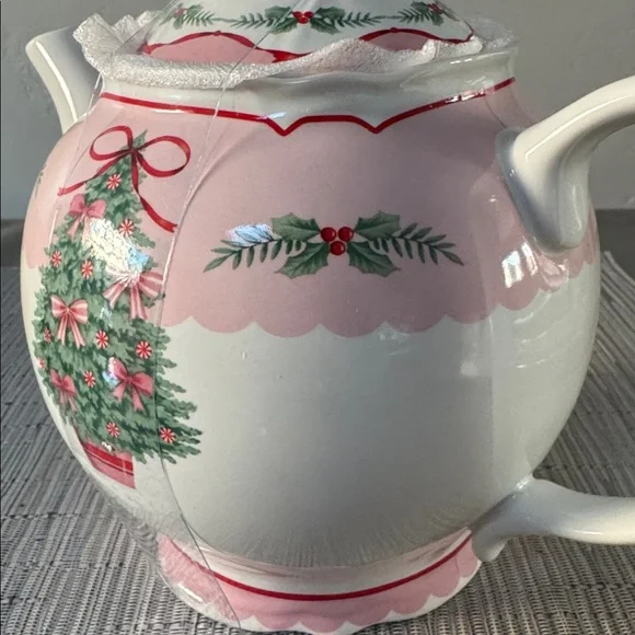 Christmas Beautiful 222 Fifth Pink Teapot With Christmas Tree And Tea Cups.